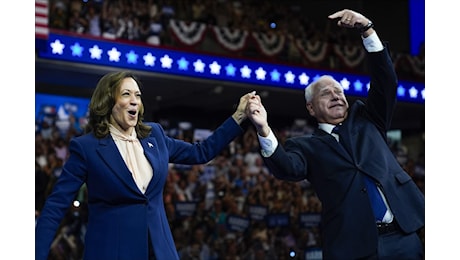 Kamala Harris e Tim Walz insieme nel primo comizio elettorale: Trump e Vance sono inquietanti e strani forte