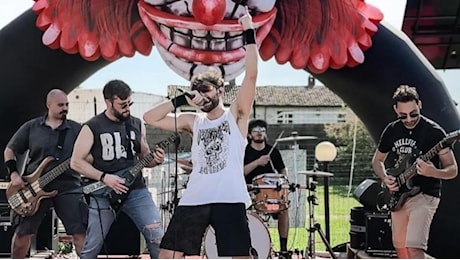 Spari sulla band al festival di Bereguardo, il chitarrista: «Potevo morire, ho continuato a suonare per non creare panico»