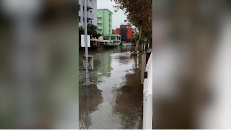 Maltempo, Cesenatico sott'acqua: strade allagate. Il sindaco: Non uscite di casa