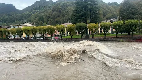 Maltempo, situazione monitorata. Acqua in strada a Nembro ed Entratico - Foto e video, ancora la “cascata” dalle Mura