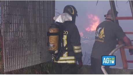 Maxi incendio a Roma, sfollate 80 persone e due bambini in ospedale