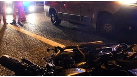 Incidente in scooter a Milano: due morti nello schianto contro lo spartitraffico. Il giallo della dinamica