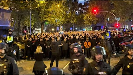 VIDEO MN - Partito il corteo dei tifosi milanisti verso il Santiago Bernabeu