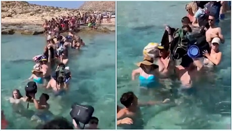 Creta, turisti costretti a sbarcare sulla spiaggia di Balos immersi in acqua e sollevando i bagagli