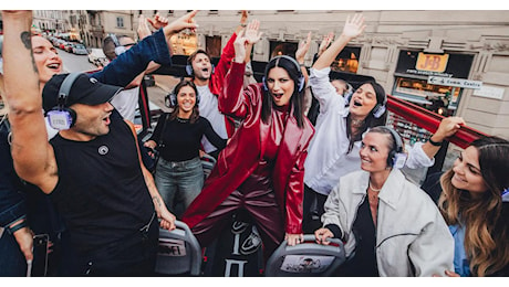 Laura Pausini gira per Milano sul bus scoperto: esce il nuovo singolo Ciao