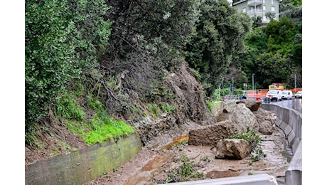 Allerta maltempo in Liguria, evacuati i bimbi di una scuola a Recco, esondato il fiume Entella