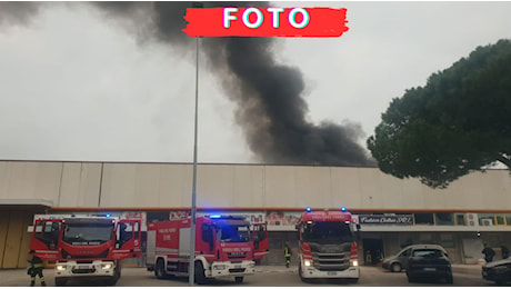 Incendio al Gros di Rimini, si alza densa colonna di fumo nero: capannone evacuato