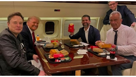 Robert Kennedy sull'aereo di Trump mentre mangia McDonald's: una foto lo inguaia. «Ma non era contro il junk food?»