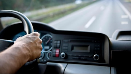 Ferentino (Frosinone), fermato tir truccato. La Stradale: “Motore da 150 km/h”