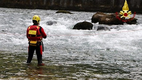 Si tuffa nel fiume Enza durante picnic, 19enne scompare in acqua a Reggio Emilia: ricerche in corso