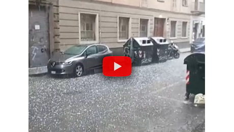 Meteo: Torino, forte grandinata colpisce la città provocando tanti danni; il Video