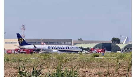 Paura in aeroporto, prende fuoco uno dei motori di un aereo Ryanair: evacuati 84 passeggeri e l'equipaggio, non ci sono feriti