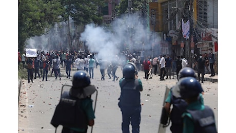 Bangladesh, violente proteste: governo impone coprifuoco e dispiega esercito
