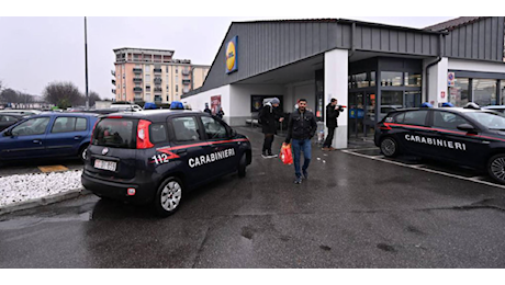 Marito e moglie accoltelli nel parcheggio di un market a Bergami: lei è grave. I passanti lanciano sassi contro l'aggressore