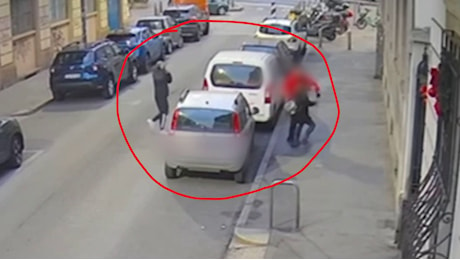 VIDEO | A Milano quattro rapine in mezz’ora, botte alle vittime e minacce col taglierino