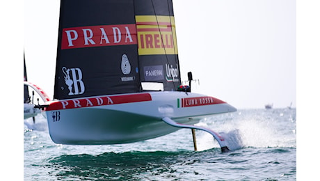 Luna Rossa perde la prima regata con INEOS, poi risorge: serie finale in perfetto equilibrio, 3-3