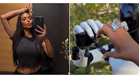 Kim Kardashian in pose sexy con il robot Tesla da 30 mila dollari, le foto indignano gli utenti: È disturbante