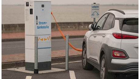 Auto elettriche, il Governo fa dietro front | Tagliati 5 miliardi di euro destinati alla loro produzione: il sogno è stroncato sul nascere