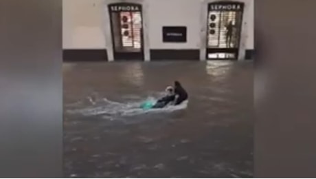 Emergenza maltempo: Così ho salvato un uomo che stava annegando in pieno centro cittadino