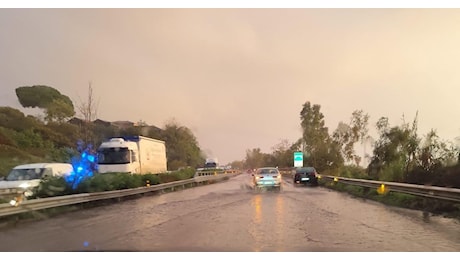 Maltempo, strade come torrenti nel Giarrese. Evacuate 5 famiglie a Giarre. Auto in mare a Riposto I VIDEO