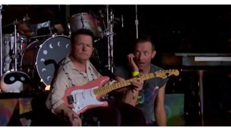 L'esibizione di Michael J. Fox al concerto dei Coldplay e l'omaggio di Chris Martin all'attore: Se esiste la band è grazie a te