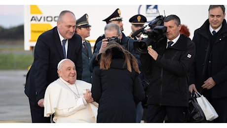 Il Papa: «L’indifferenza verso Dio cresce in Europa». Incontro con Macron ad Ajaccio in serata