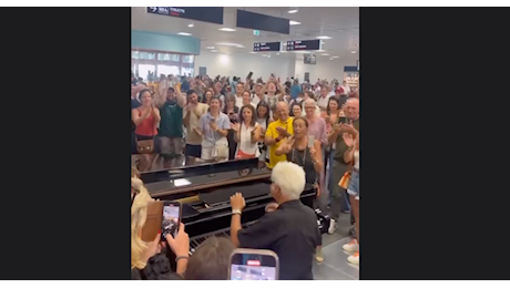 Un concerto improvvisato in aeroporto durante il guasto informatico “Ho stemperato la tensione per i ritardi”