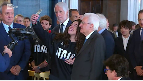 La felicità di Benedetta Pilato che corre a farsi un selfie con Mattarella