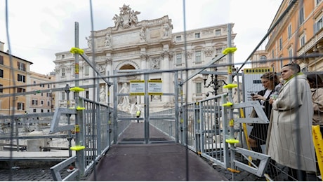 Fontana di Trevi, il New York Post critica la passerella (e il ticket): «Turisti, troverete una piscina comunale»