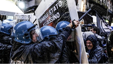 Scontri tra manifestanti e polizia al G7 Difesa di Napoli