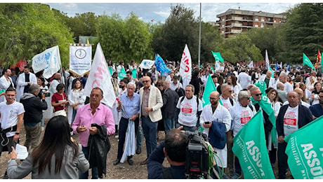 Aggressioni ai medici, centinaia di camici bianchi in piazza a Foggia: «Non siamo più disposti a lavorare così»