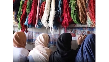 Afghanistan, i talebani vietano alle donne anche di guardare fuori dalla finestra