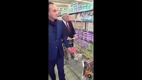 Tajani con carrello della spesa al banco alimentare a Torino per giornata colletta alimentare