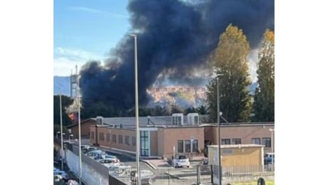 Incendio al Collatino, capannone in fiamme accanto all'ex teatro Tendastrisce: evacuato un asilo