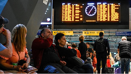 Treni, lo sciopero blocca la Stazione centrale di Napoli: saltano decine di treni, rabbia e proteste