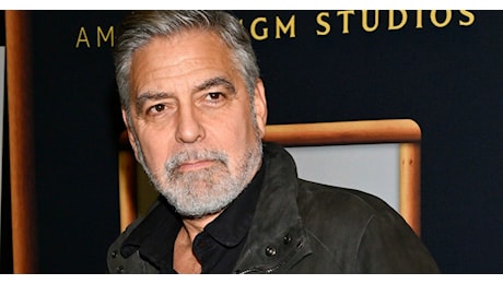 George Clooney chiede il ritiro di Joe Biden dalla corsa alla Casa Bianca 2024: “Non può vincere la sua battaglia contro il tempo”