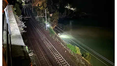 Frana sui binari a Pieve Ligure, treni in ritardo o cancellati