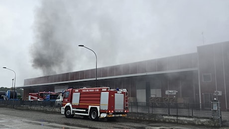 Capannone distrutto da un incendio a San Nicolò