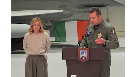 Meloni dai militari italiani nella base Nato in Lituania: c’è chi si riempie la bocca di pace, voi sul campo