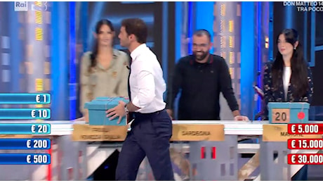 Robertino e Stefania e la partita sfortunata ad Affari Tuoi, De Martino lancia un pacco fuori dallo studio