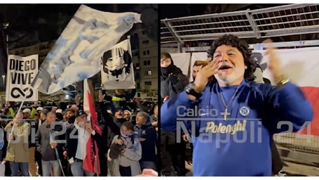 Fiaccolata per Maradona, che entusiasmo: guardate cosa sta succedendo all'esterno del Maradona! | VIDEO