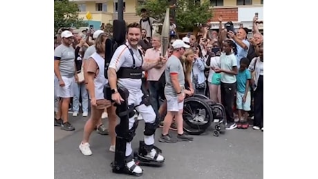 Kevin Piette, il primo atleta paraplegico a portare la torcia olimpica con un esoscheletro | VIDEO