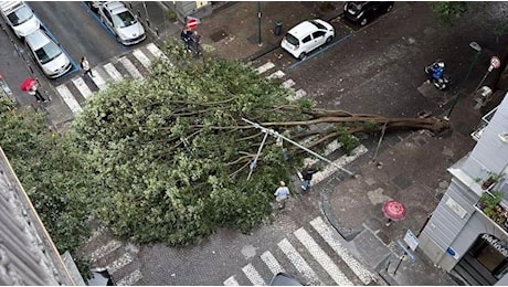 Allerta meteo a Napoli: danni e disagi. Stazioni del treno allagate e collegamenti interrotti con Ischia e Procida