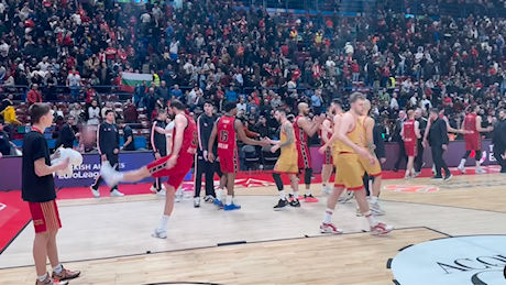 VIDEO: Nikola Mirotic FRUSTRATISSIMO dopo EA7 Milano-Olympiacos calcia la palla in tribuna