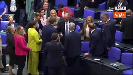Merz eletto Cancelliere, gli abbracci dai parlamentari alleati in fila per congratularsi con lui
