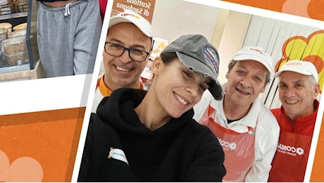Elisabetta Canalis star alla Conad di Sassari posa con i dipendenti