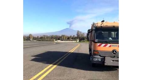 Etna, mezzi Anas al lavoro per rimuovere la cenere vulcanica dalle strade