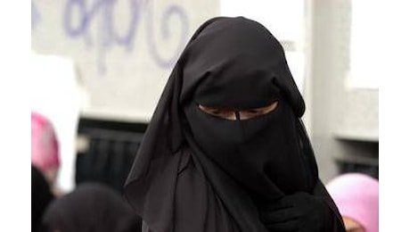 Costretta a portare il velo e picchiata, denunciati madre e nonno di una 14enne