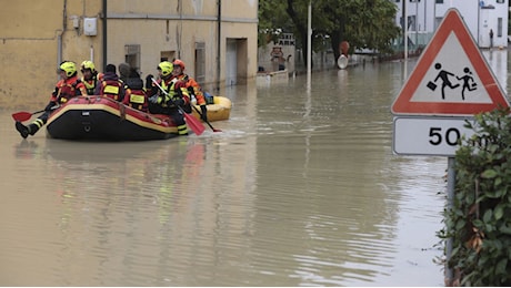 Maltempo in Italia: piogge forti trasformano strade siciliane in fiumi, scuole chiuse in Calabria