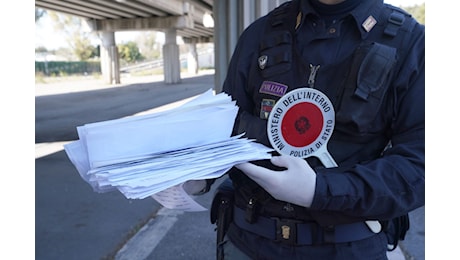 Cose da sapere se ti ferma la polizia: cosa fare per strada, alla guida e alla porta di casa